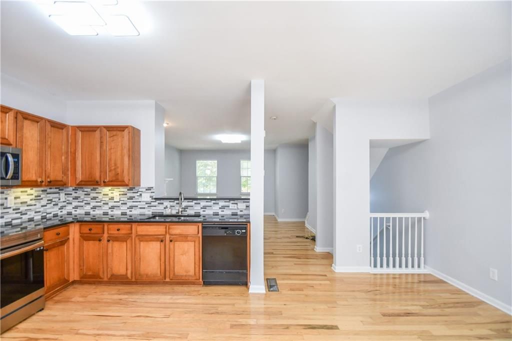 Image 35 of property listing at 2201 Landing Walk Drive, Duluth, GA 30097