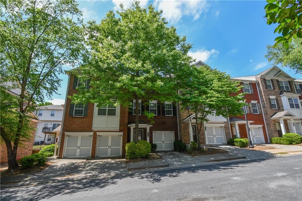 Image 4 of property listing at 2201 Landing Walk Drive, Duluth, GA 30097