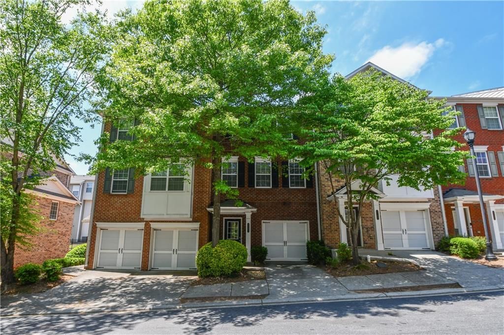 Image 6 of property listing at 2201 Landing Walk Drive, Duluth, GA 30097