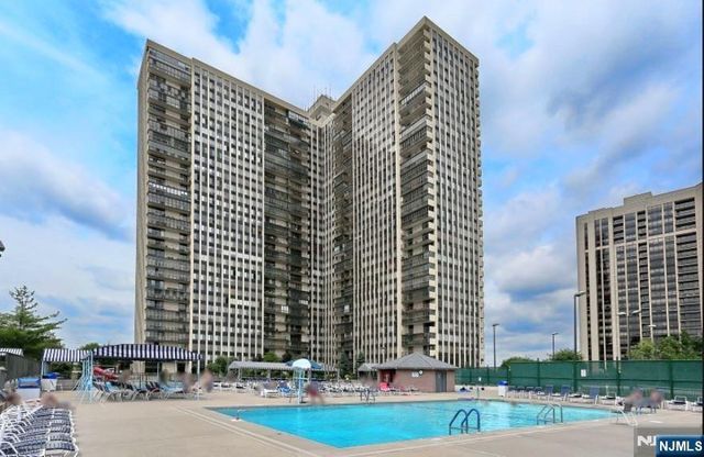 300 Winston Drive L05, Cliffside Park, NJ 07010