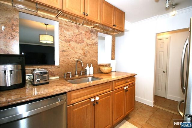 300 Winston Drive L05, Cliffside Park, NJ 07010