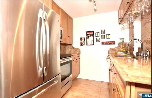 300 Winston Drive L05, Cliffside Park, NJ 07010