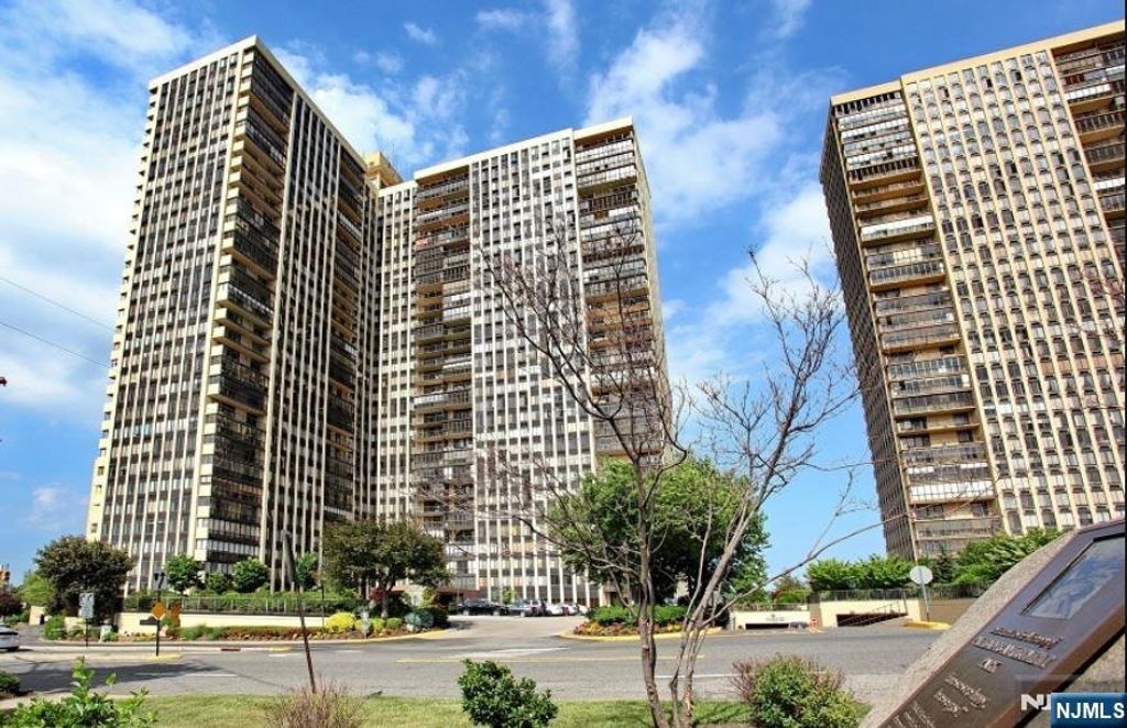 300 Winston Drive L05, Cliffside Park, NJ 07010