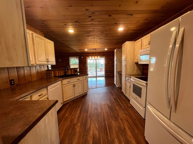 5501 N Streckfus Trl, Salina, KS 67401