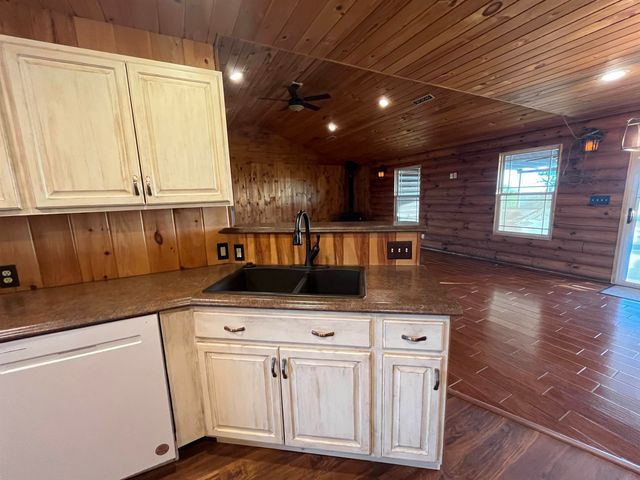 5501 N Streckfus Trl, Salina, KS 67401