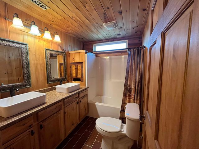 5501 N Streckfus Trl, Salina, KS 67401