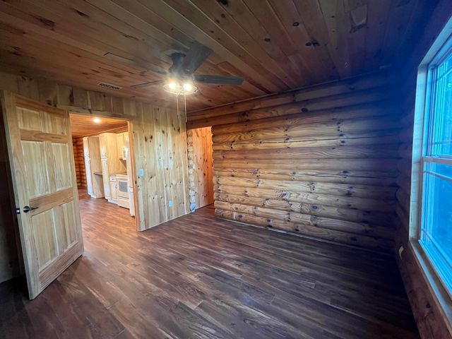 5501 N Streckfus Trl, Salina, KS 67401