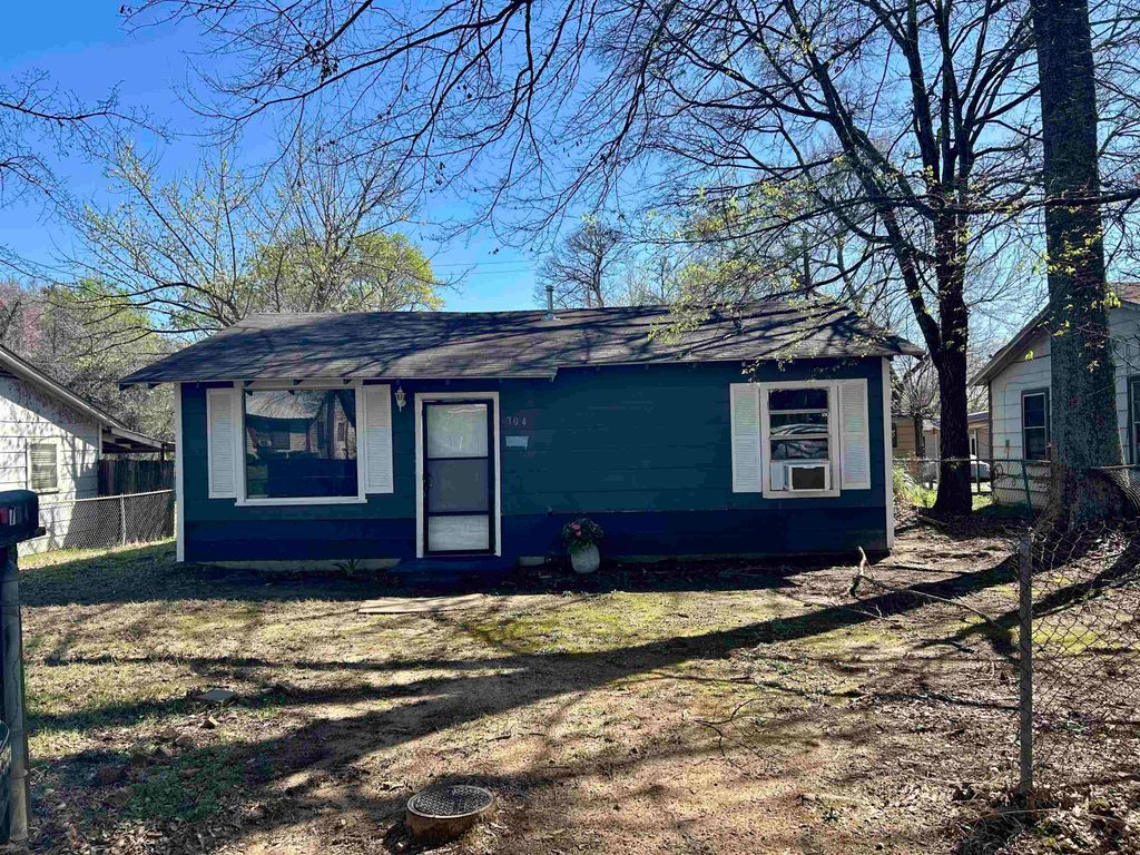 704 WILSON ST, Henderson, TX 75652