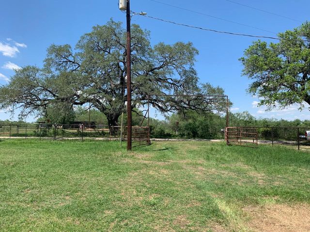 133 Clearfork RD, Lockhart, TX 78644