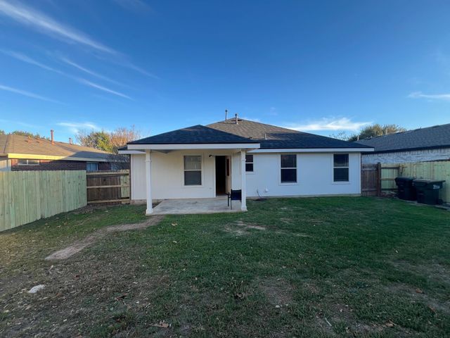 120 Salado DR, Kyle, TX 78640