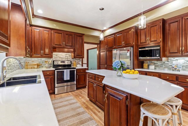 1498 PARKWAY DRIVE, Green Bay, WI 54304