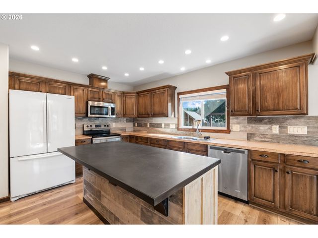 103 W HUMPHREY St, Yacolt, WA 98675