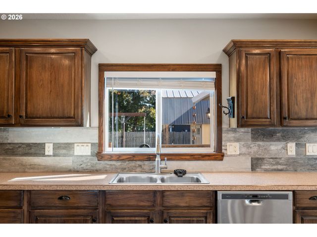 103 W HUMPHREY St, Yacolt, WA 98675