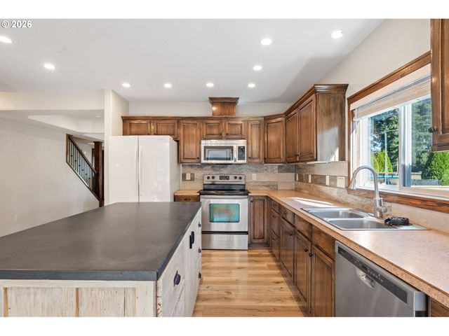 103 W HUMPHREY St, Yacolt, WA 98675