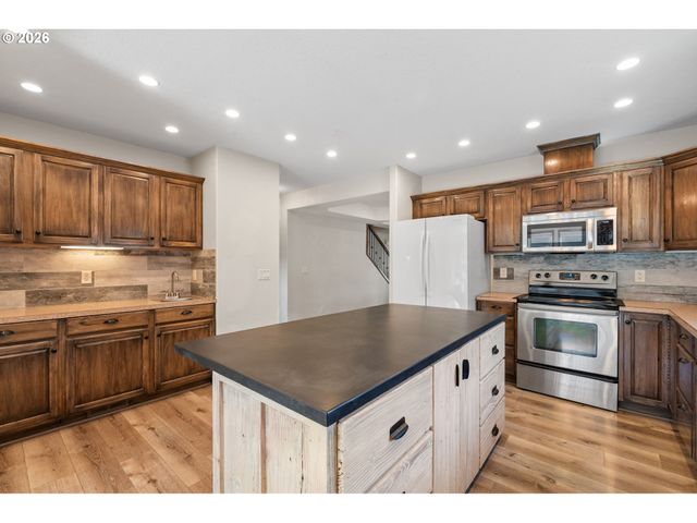 103 W HUMPHREY St, Yacolt, WA 98675