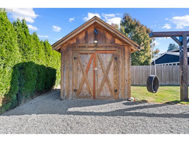 103 W HUMPHREY St, Yacolt, WA 98675