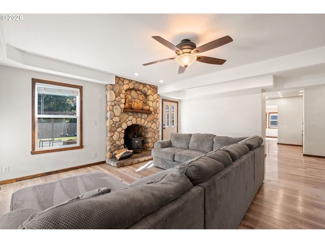 103 W HUMPHREY St, Yacolt, WA 98675