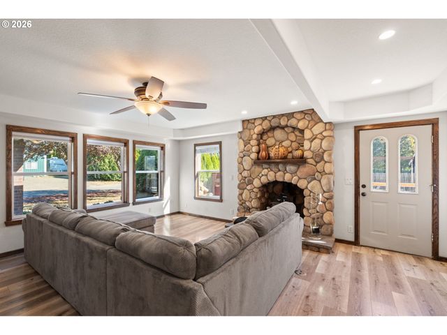 103 W HUMPHREY St, Yacolt, WA 98675