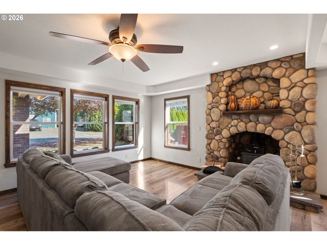 103 W HUMPHREY St, Yacolt, WA 98675