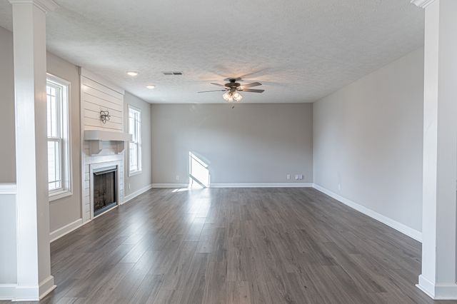 233 Cotoneaster Ln, Clarksville, TN 37043