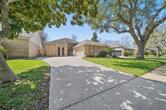 1915 Rock Fence Drive, Richmond, TX 77406