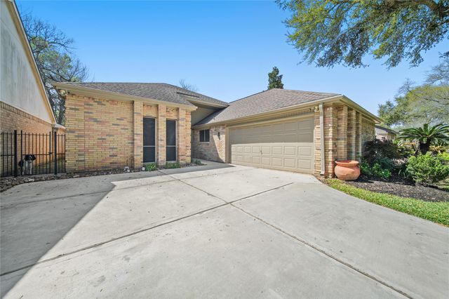 1915 Rock Fence Drive, Richmond, TX 77406