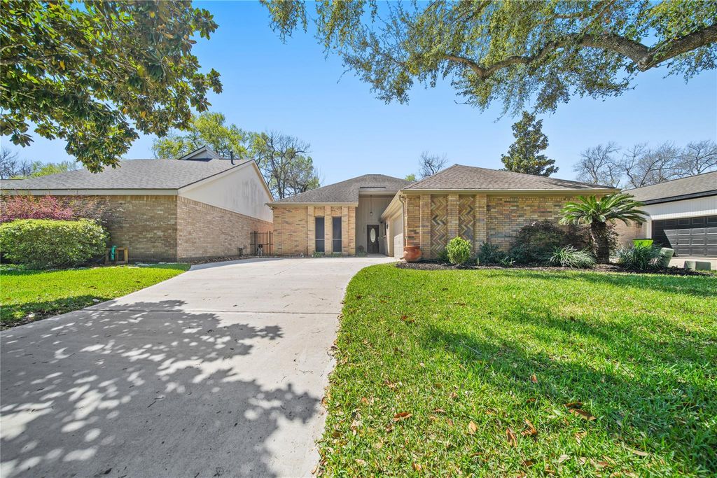 1915 Rock Fence Drive, Richmond, TX 77406