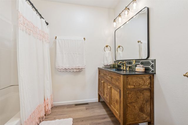 917 S Roche Street, Knoxville, IA 50138