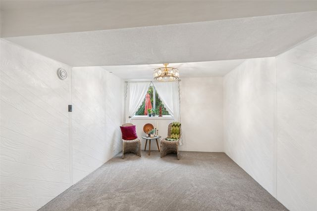 917 S Roche Street, Knoxville, IA 50138