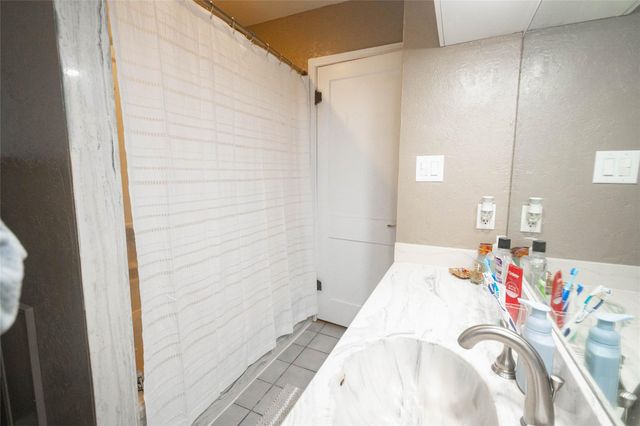 1216 15th Avenue N, Texas City, TX 77590