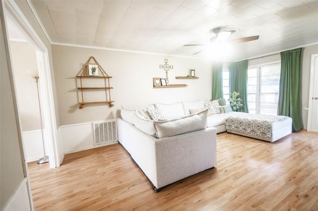 1216 15th Avenue N, Texas City, TX 77590