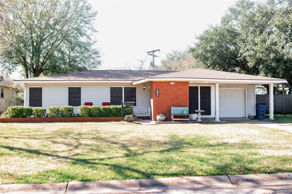 1216 15th Avenue N, Texas City, TX 77590