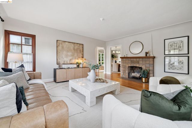 741 Grosvenor Pl, Oakland, CA 94610