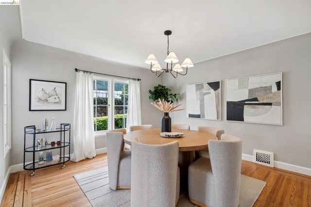 741 Grosvenor Pl, Oakland, CA 94610