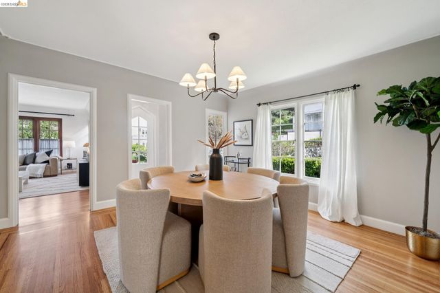 741 Grosvenor Pl, Oakland, CA 94610