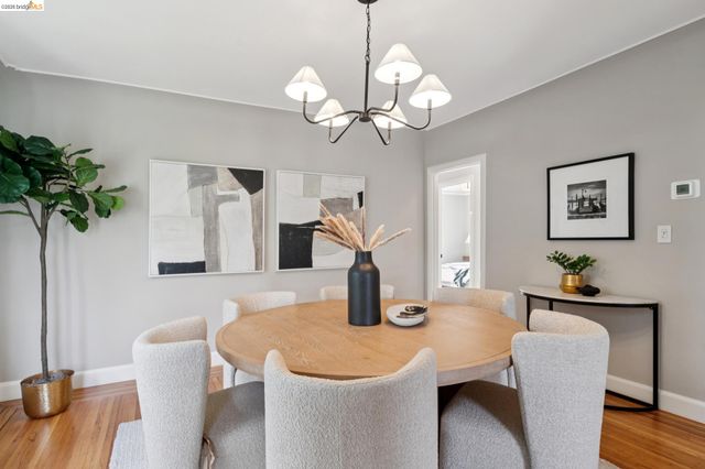 741 Grosvenor Pl, Oakland, CA 94610