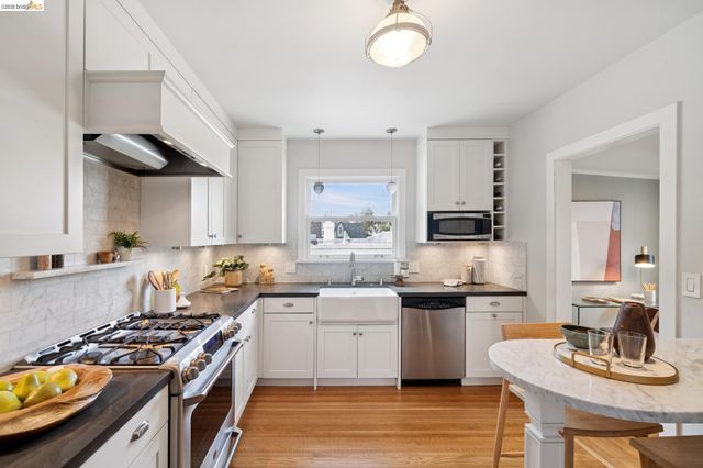 741 Grosvenor Pl, Oakland, CA 94610