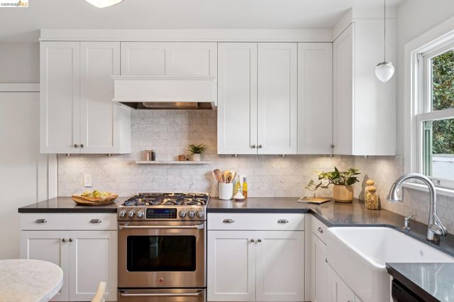 741 Grosvenor Pl, Oakland, CA 94610