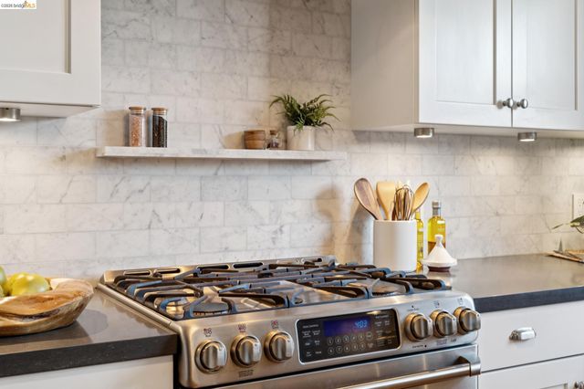 741 Grosvenor Pl, Oakland, CA 94610