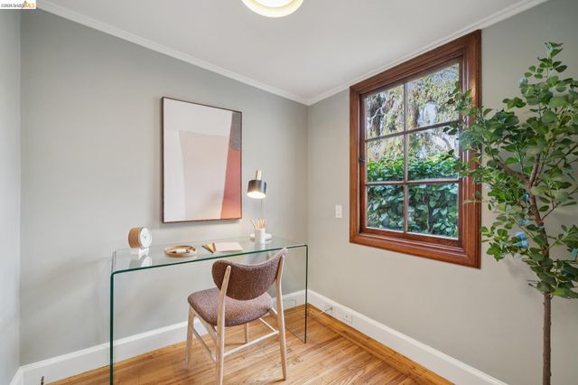 741 Grosvenor Pl, Oakland, CA 94610