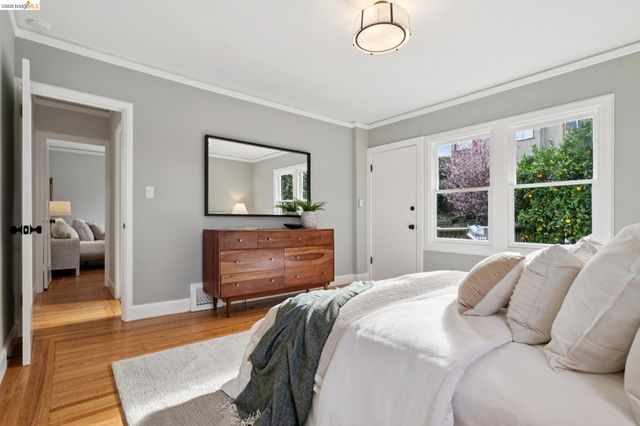 741 Grosvenor Pl, Oakland, CA 94610