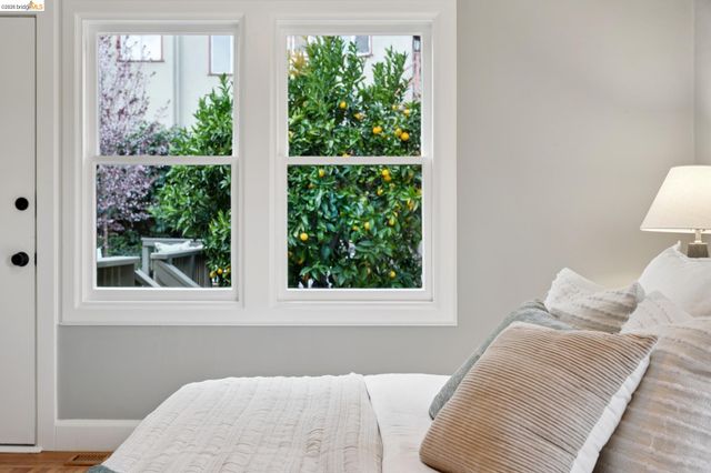 741 Grosvenor Pl, Oakland, CA 94610