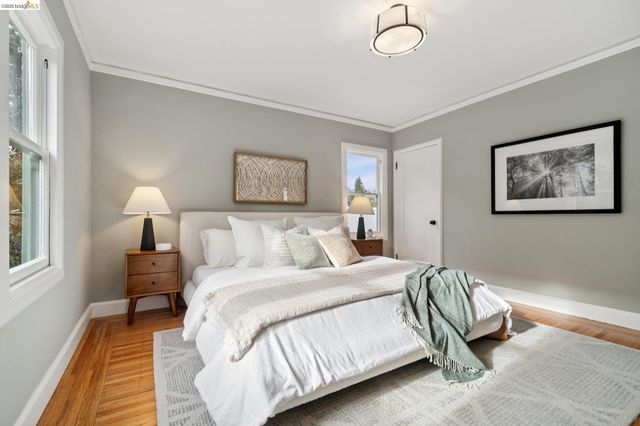 741 Grosvenor Pl, Oakland, CA 94610