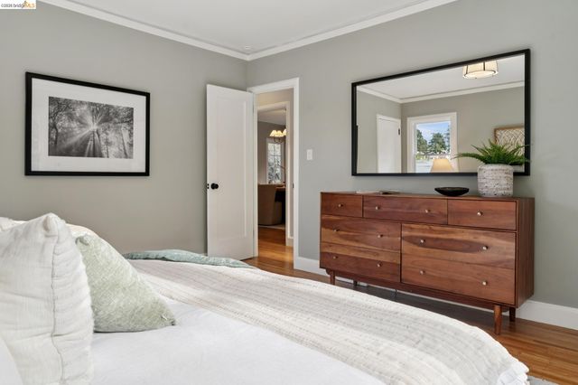 741 Grosvenor Pl, Oakland, CA 94610