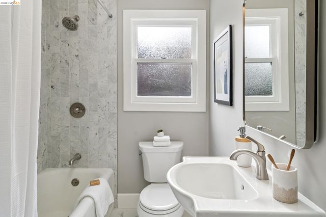 741 Grosvenor Pl, Oakland, CA 94610