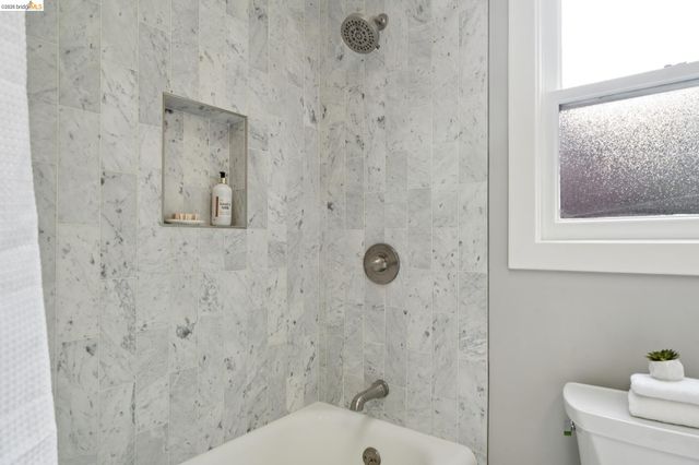 741 Grosvenor Pl, Oakland, CA 94610