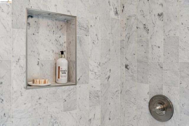 741 Grosvenor Pl, Oakland, CA 94610