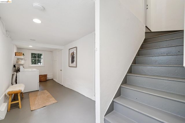 741 Grosvenor Pl, Oakland, CA 94610