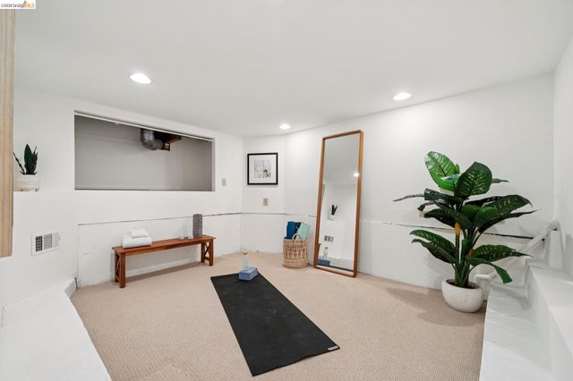 741 Grosvenor Pl, Oakland, CA 94610