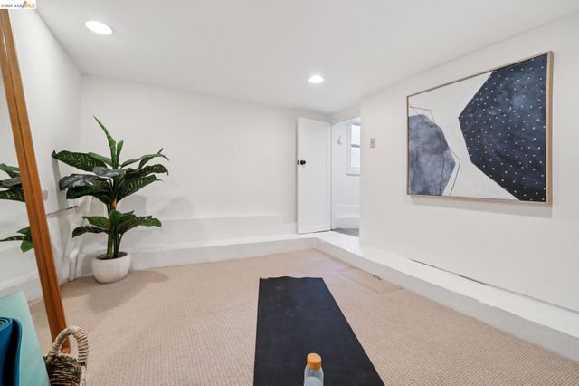 741 Grosvenor Pl, Oakland, CA 94610